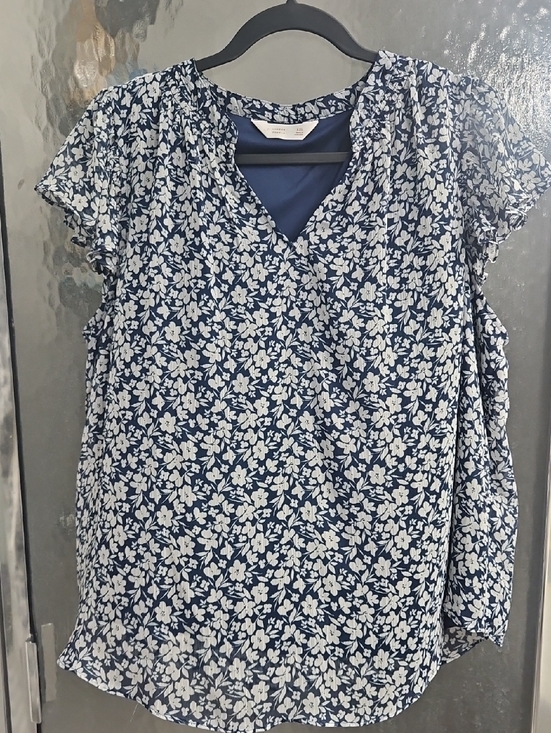 LC Lauren Conrad Tops - LC Lauren Conrad Navy and White Floral V-Neck Cap Sleeve Blouse